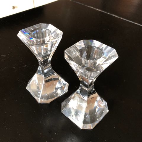 To lysestaker i krystall