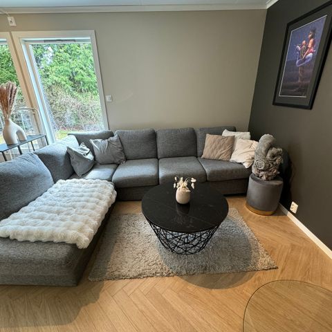 Nydelig sofa med sjeselong 🛋️ *ny pris*