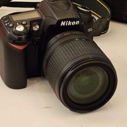 Nikon D90 mer 18-105mm linse selges