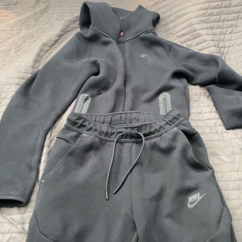 Nike tech fleece veldig lite brukt