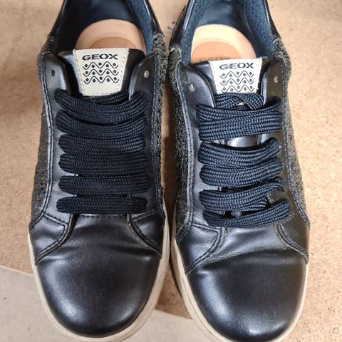 Geox mørkeblå sko med glitter str 35