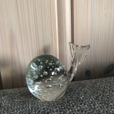 Glass hval, glassfigur, med bobler på innsiden. Glasskunst