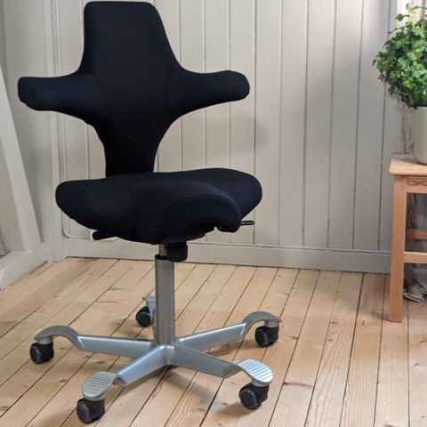5 HÅG Capisco kontorstoler - nytt trekk - sort - inkludert frakt
