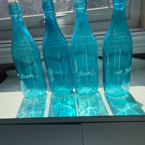 4 Kule glassflasker med lokk 20kr stk