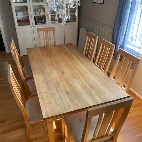 Spisestuebord + 8 stoler