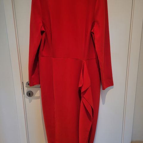 Rød kjole med volanger