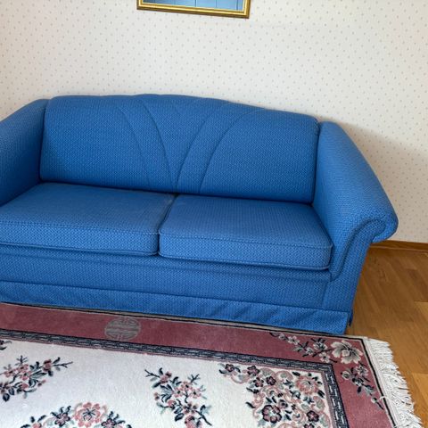 2 seters blåmønstret lite brukt sofa