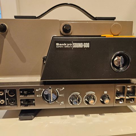 SANKYO Sound-600 Super-8 & Single 8mm Movie Film Projector - Vintage Japan