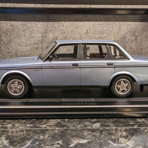 Volvo 244 Turbo - Lysblå metallic - DNA Collectibles - Limited Edition - 1:18