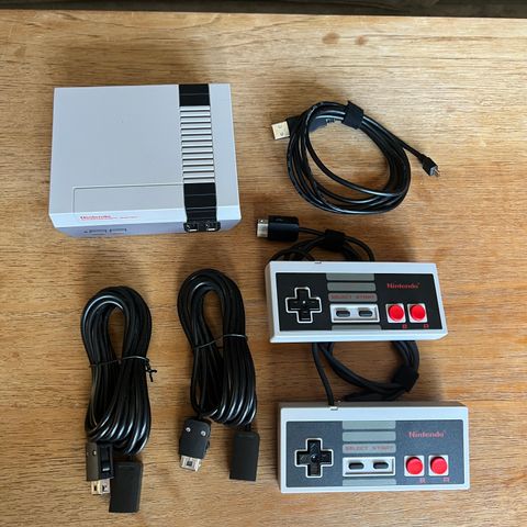 Nintendo NES Mini med ekstra kontroll.