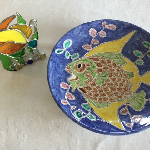 Keramikk fat m/motiv av fisk. Signert Carlo Gude Scholz/Gude Keramikk