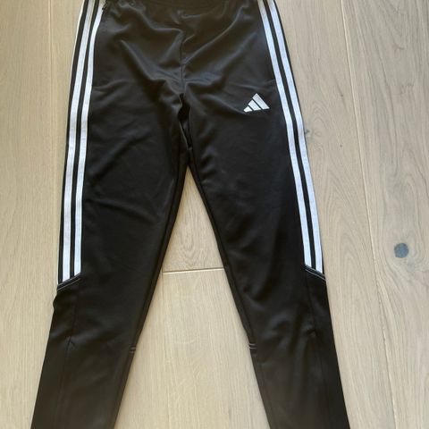 NY: Adidas treningsbukse str. 152