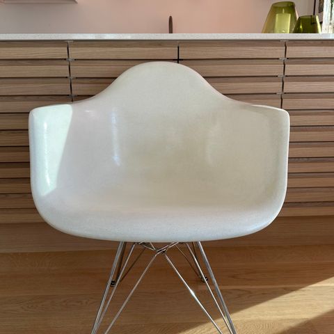 2 stk Eames Fiberglass Shell Chair fra Modernica