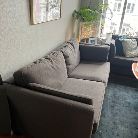 To like grå sofaer. Pent brukt, enkelt design, selges for 1000 kr per stk.