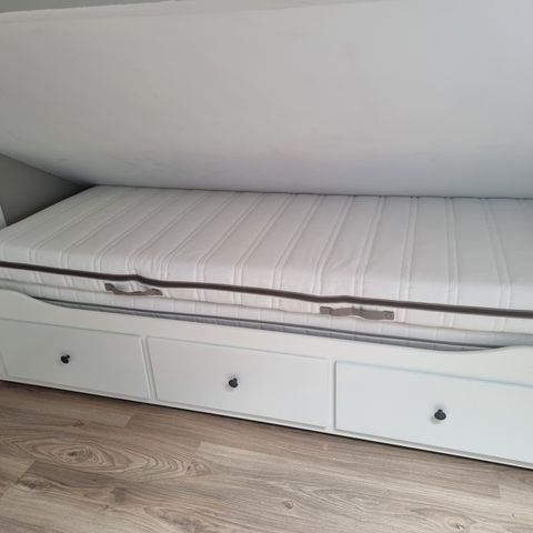 Ikea Hemnes seng gis bort