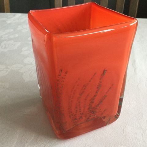 Firkantet vase i kunstglass av Benny Motzfeldt, for PLUS glass