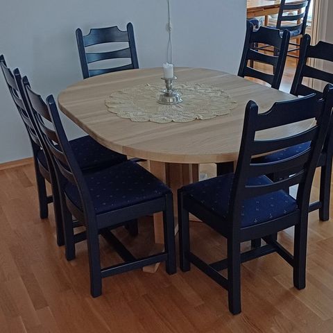 Kjempefint Biri spisebord med 6 stoler