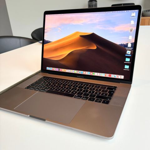 Strøken og oppgradert MacBook Pro 15" (2018) Stellar grå