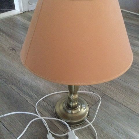 Pent brukt bordlampe/nattbordlampe