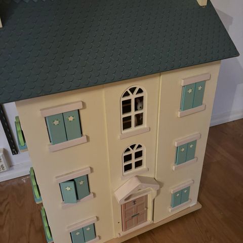 Dukkehus Le Toy Van Cherry tree hall med møbler og sylvanian