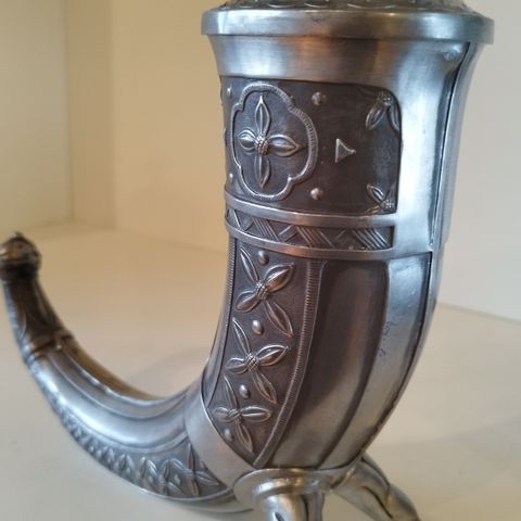 Viking horn i metall.  Veldig vakkert utførelse.  I meget god stand.