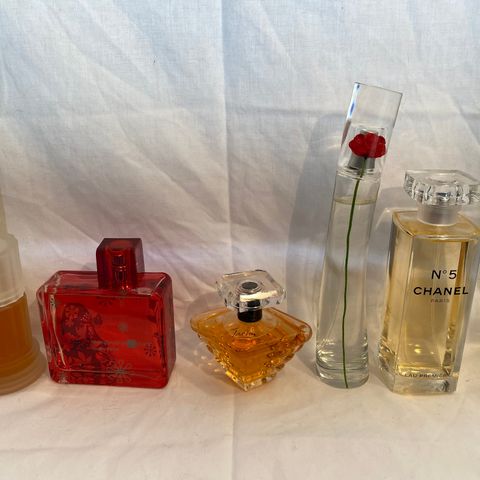 Selger samling 2 parfymer og 3 eau de toilette