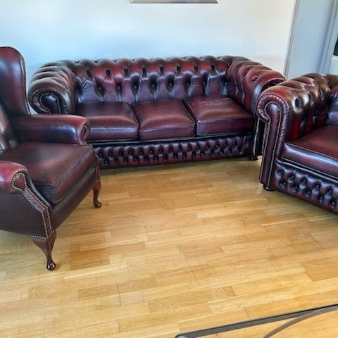 Chesterfield sofa og to stoler