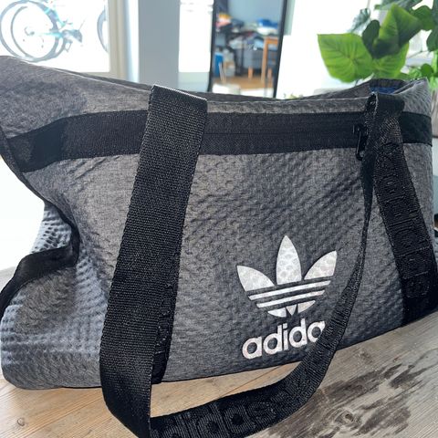 adidas Original bag/veske (mål l:50cm/h:30cm/b:14cm)