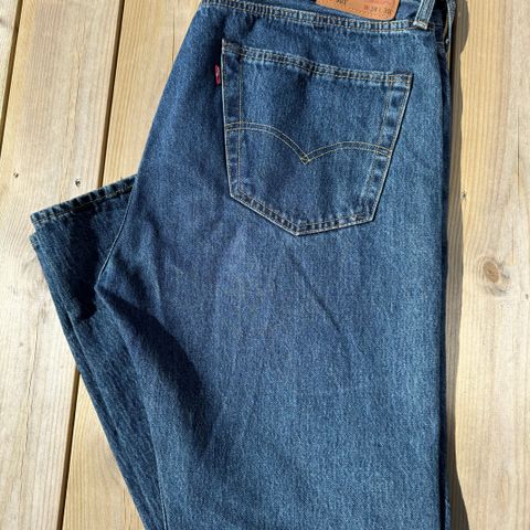 Levis 501 Jeans selges. NY PRIS