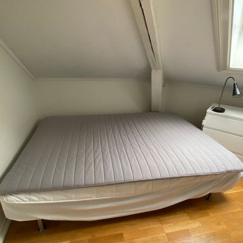 120x200 seng med overmadrass og madrasslaken