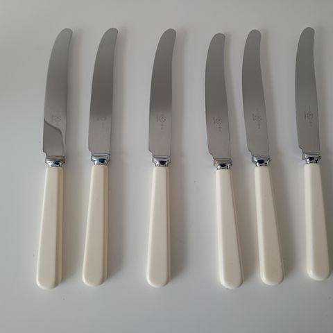 Seks vintage kniver med hvitt skaft