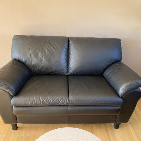 Pent brukt sofa 2-seter i svart skinn selges