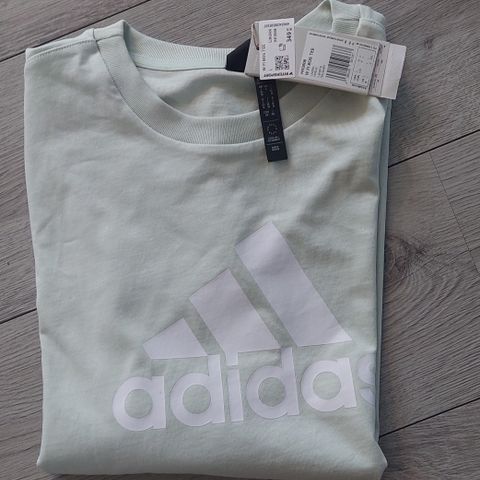 Ny Adidas T-skjorte