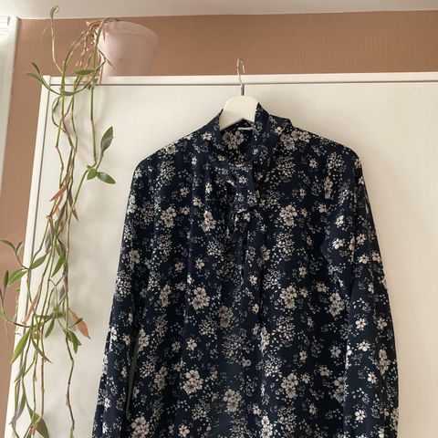 Blomstret bluse (M)