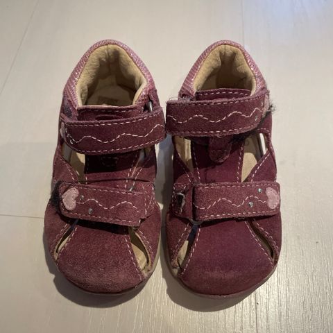 Skofus sandaler i str, 23 i fargen gammel rosa.