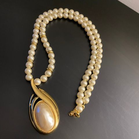 Vintage smykke (uekte perler og gull) av Napier (35.5 cm lang)