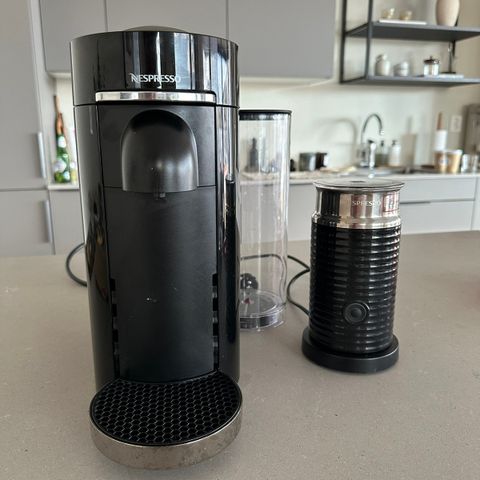 Nespresso Vertuo Kapselmaskin med melke-steamer