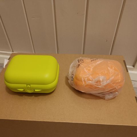 Selger babuska liten og mellom ifra Tupperware.