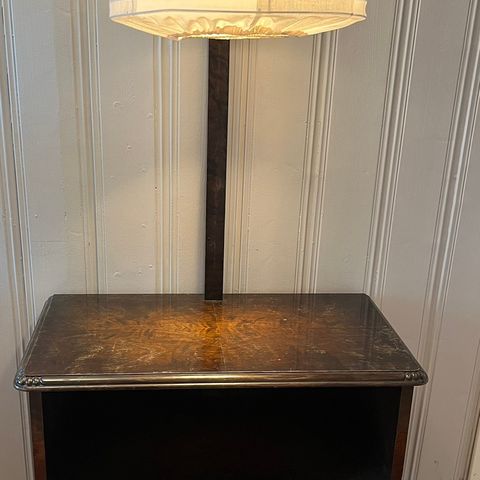 Ærverdig, gammelt «lampebord»fra 1930/40 tallet