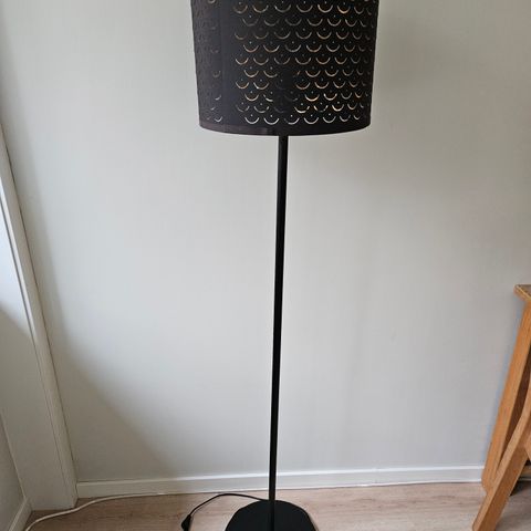 Svart lampe fra IKEA