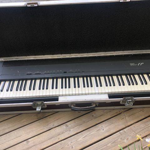 Roland FP8 piano med flight selges