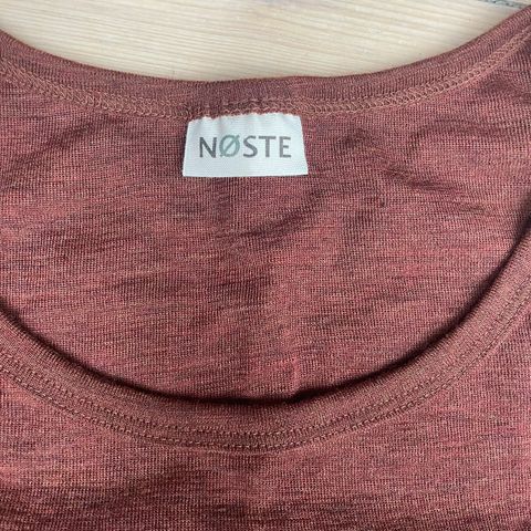 Nøstebarn singlet i 100% ull cayenne NY