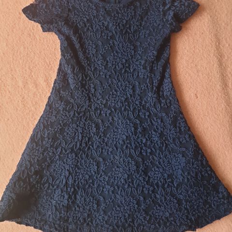 Pent brukt mørke blå kjole, passer perfekt til 17 mai