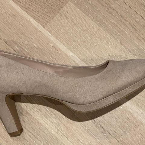 Pumps Roots beige Str. 41 og svarte Str. 41. Selges for tilsammen 400,-