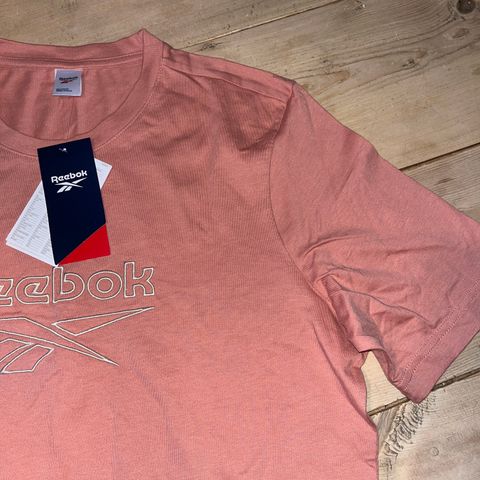 Reebok t-skjorte str.S (fersken)