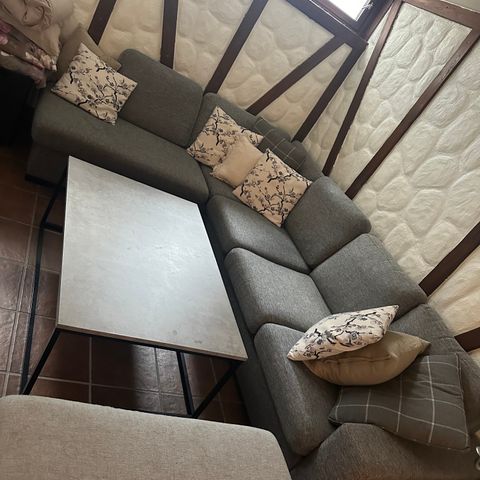Grå sofa fra Skeidar med salongbord