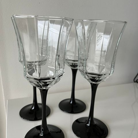 Luminarc Vin glass med svart stett (20 cm x 7.7 cm x 7cm)