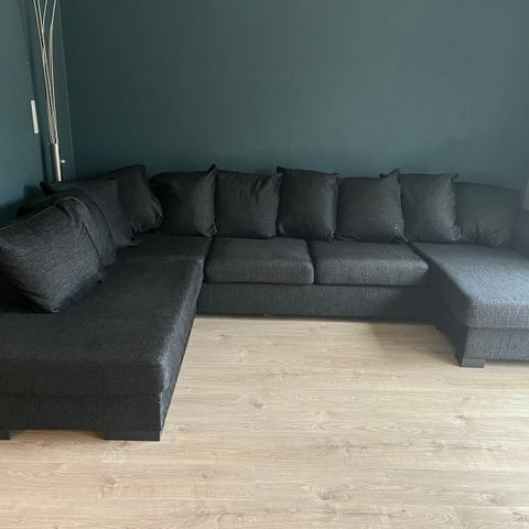 Stor, pent brukt sofa selges rimelig pga ommøblering