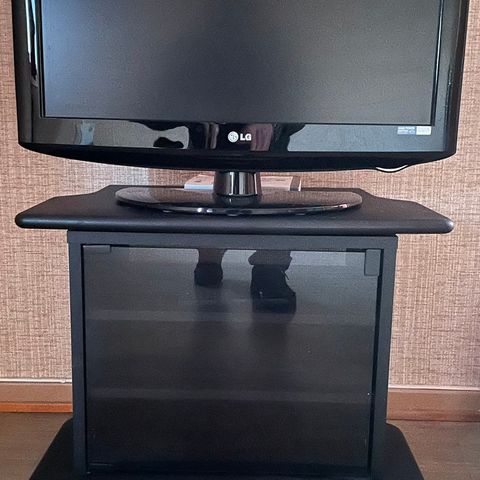 Liten LCD TV og tilhørende bord