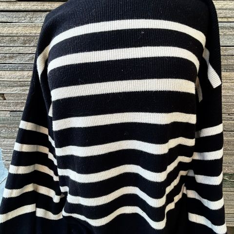 Supermyk og trendy genser  fra InWear sort/hvit stripet